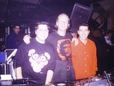�In quel periodo suonavo veloce, anche 20 dischi in un�ora. UNa volta Sandro Toffi (in foto al centro con Michele Addabbo) al microfono disse "e chi sei Mandrake!"�